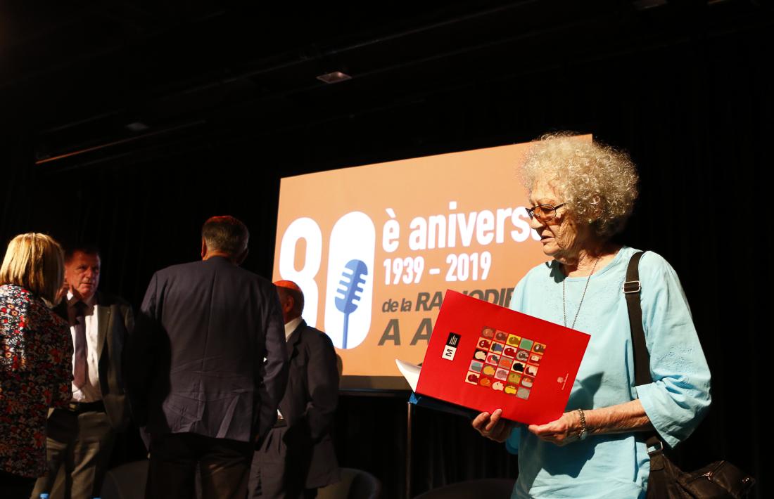 Carmen Alonso, la locutora de ‘El concierto de los radiooyentes’ i veu de la sintonia ‘Aquí Radio Andorra, emisora del Principado de Andorra’, va assistir a la taula rodona d’ahir al matí a la Valireta.