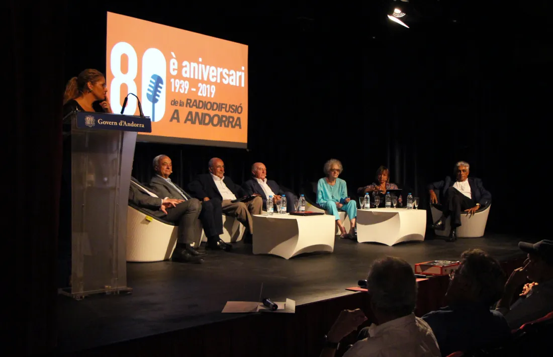 La taula rodona va reunir un grapat de velles glòries de Radio Andorra i Sud Radio: Jean Clergue, Joan Font, Gualbert Osorio, Agustí Pifarré, Carmen Alonso, Marie Ange Roig i Thierry Bernard. 