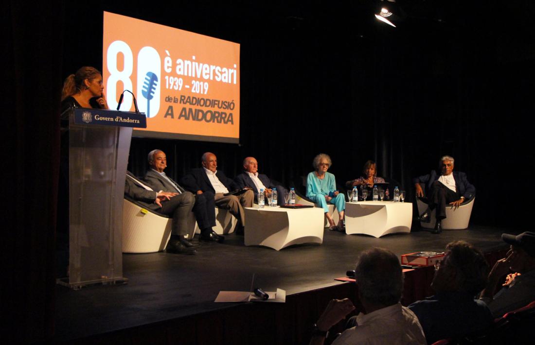 La taula rodona va reunir un grapat de velles glòries de Radio Andorra i Sud Radio: Jean Clergue, Joan Font, Gualbert Osorio, Agustí Pifarré, Carmen Alonso, Marie Ange Roig i Thierry Bernard. 