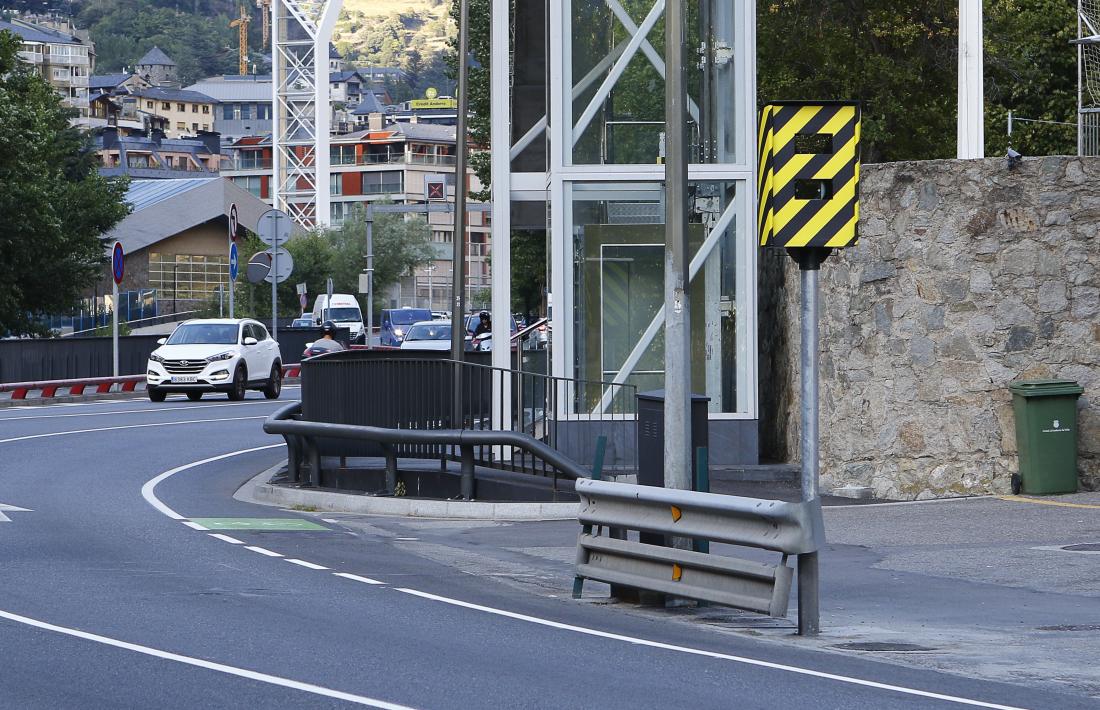 Radar davant de l’Estadi Comunal d’Andorra la Vella. 