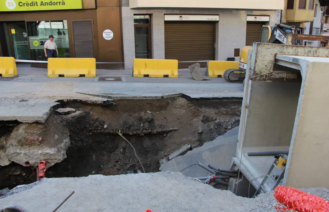 La col·locació de les arquetes prefabricades durant els treballs.