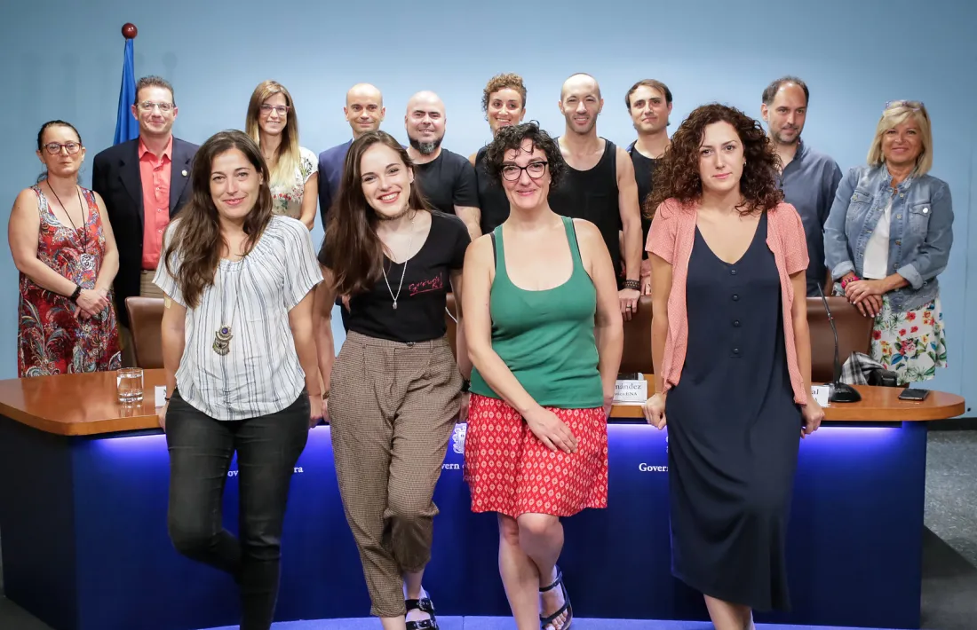 Foto de família de la ministra de Cultura, els patrons i els directors de l’ENA amb actors i tècnics que participaran a la temporada.