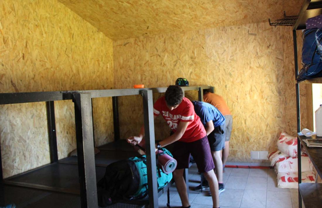 Uns usuaris abandonant el refugi de Cabana Sorda aquest divendres al matí.