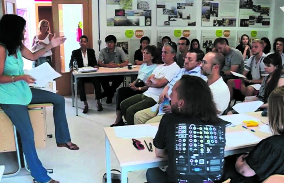 Morell, a primera fila, va ser homenatjat pels alumnes del campus de català l’1 d’agost al centre d’autoaprenentatge de la Massana.