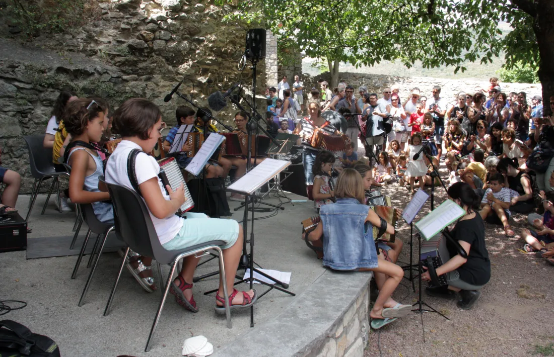 Alumnes de l’Escola Folk del Pirineu actuant a l’escenari del Cafè Trama, ahir.