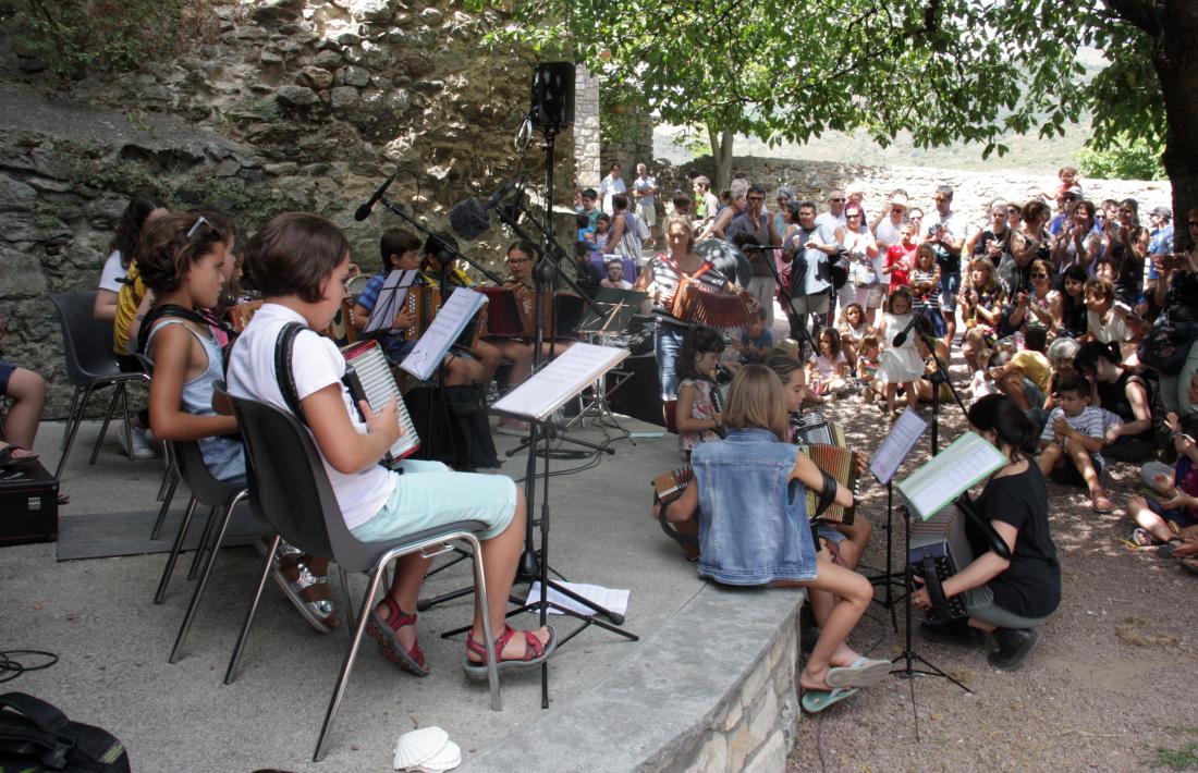 Alumnes de l’Escola Folk del Pirineu actuant a l’escenari del Cafè Trama, ahir.