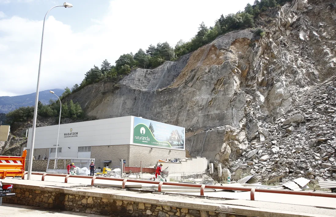 El talús que hi ha damunt del magatzem del Comú de Sant Julià és a hores d’ara el que més preocupa els tècnics.