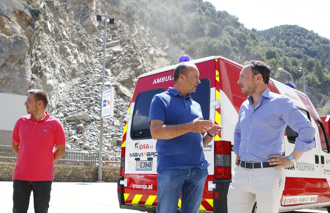 El cap de Govern, Xavier Espot, amb el ministre de Justícia i Interior, Josep Maria Rossell, ahir a la zona afectada.