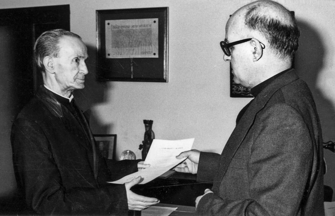 Mossèn Albert Vives i el bisbe Martí Alanis, als anys 80.