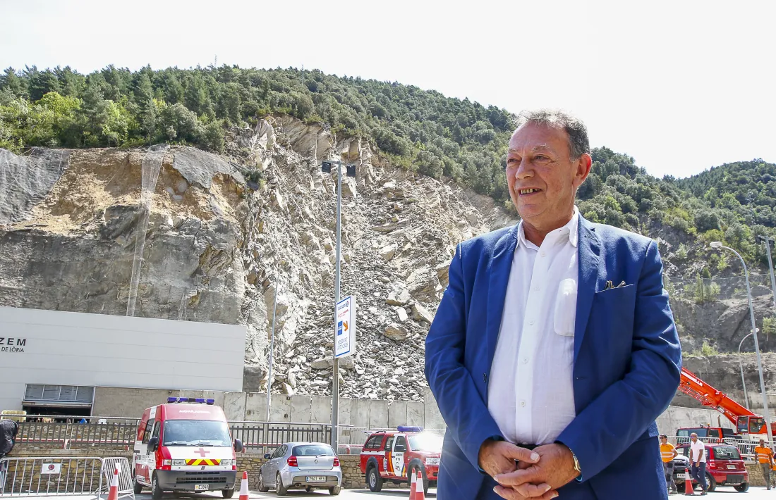 El cònsol major de Sant Julià de Lòria, Josep Miquel Vila,  ahir a la zona on dissabte va tenir lloc l’esllavissada.