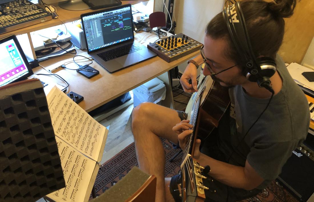 El compositor i guitarrista repassa el programa de divendres al seu estudi escaldenc.