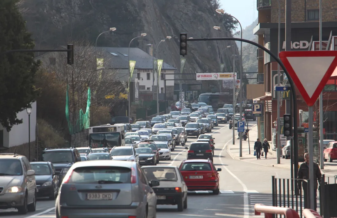 Cues a l'entrada a Sant Julià.