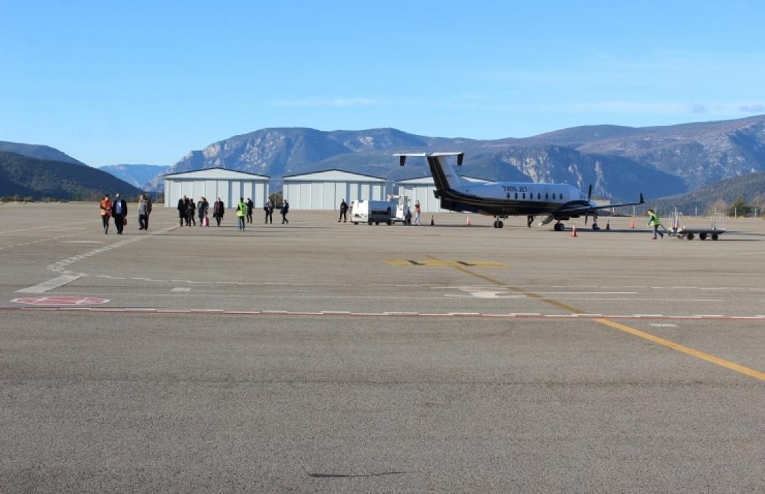 Els viatgers travessen la pista després de l'arribada d'un vol a l'aeroport d'Andorra-la Seu d'Urgell.
