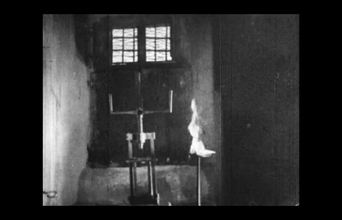Fotograma del documental 'Andorre', rodat el 1936 pel cineasta francès Geo Keller i que perpetra una seqüència entre inquisitiva i delirant a compte del garrot, que va col·locar d'una forma en què era impossible que funcionés ni tampoc entendre'n el mecanisme.