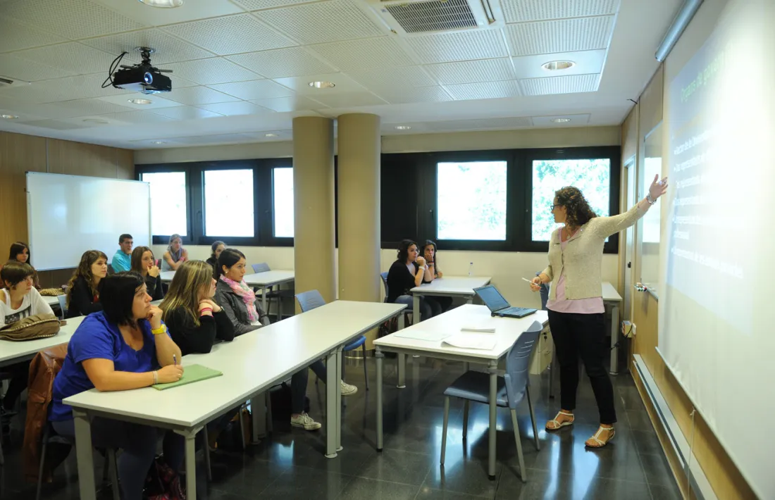 Una professora imparteix classe en una de les aules de la Universitat d'Andorra.