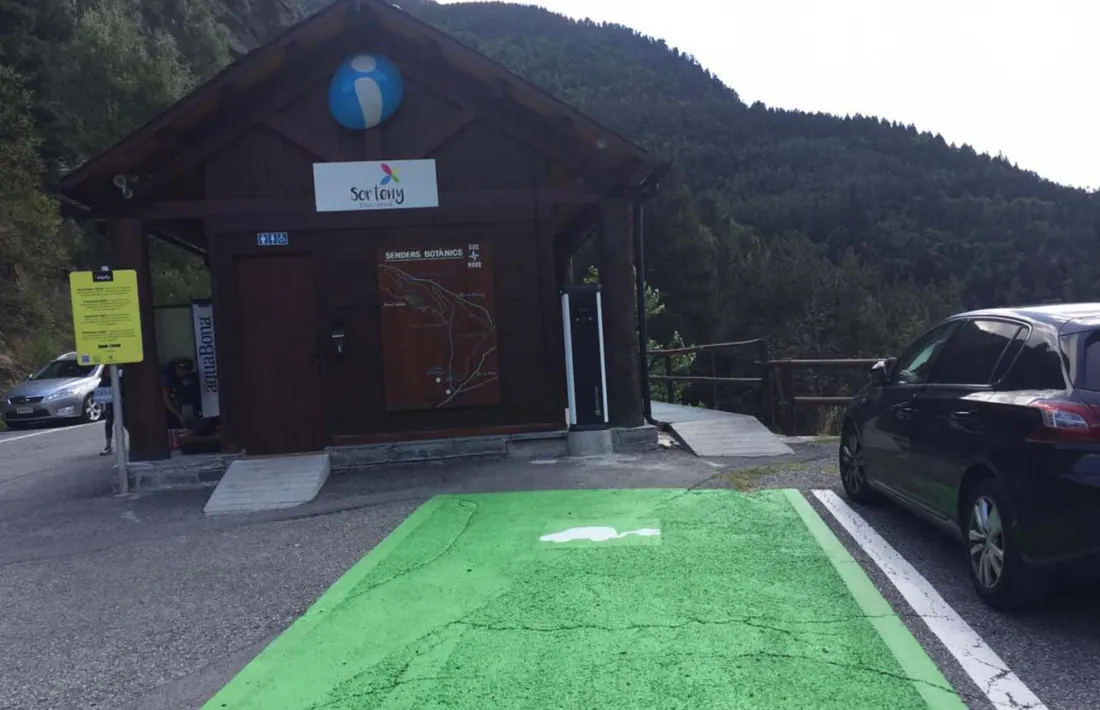La plaça d’aparcament amb carregador per a vehicles elèctrics a Sorteny.]