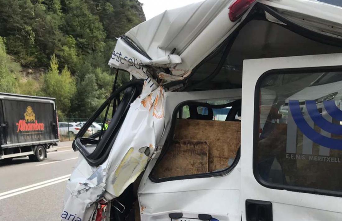 Estat en què va quedar la furgoneta que es va estavellar amb un camió. 