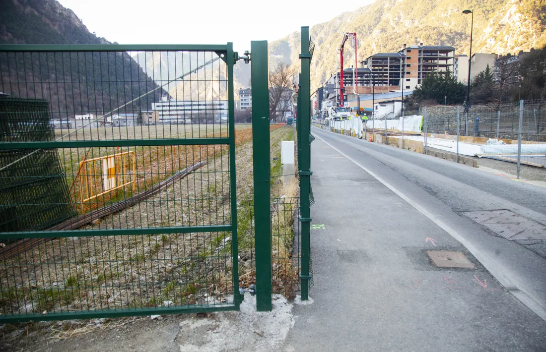 L’avinguda d’Enclar fa quatre anys, fotografia que recollirà el panell 4 de ‘La nova Santa Coloma’.