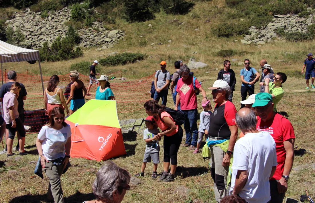 Muntanyencs amb màniga curta i suportant la calor durant la benedicció de bestiar de Sorteny, la setmana passada.