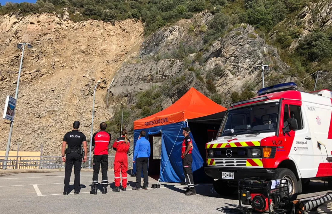 La zona continua vigilada i la policia s’hi manté per si s’han de produir nous talls. 