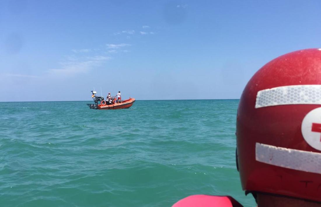 Els efectius de Creu Roja i de Salvament Marítim, així com un helicòpter, van estar buscant-lo unes dues hores.