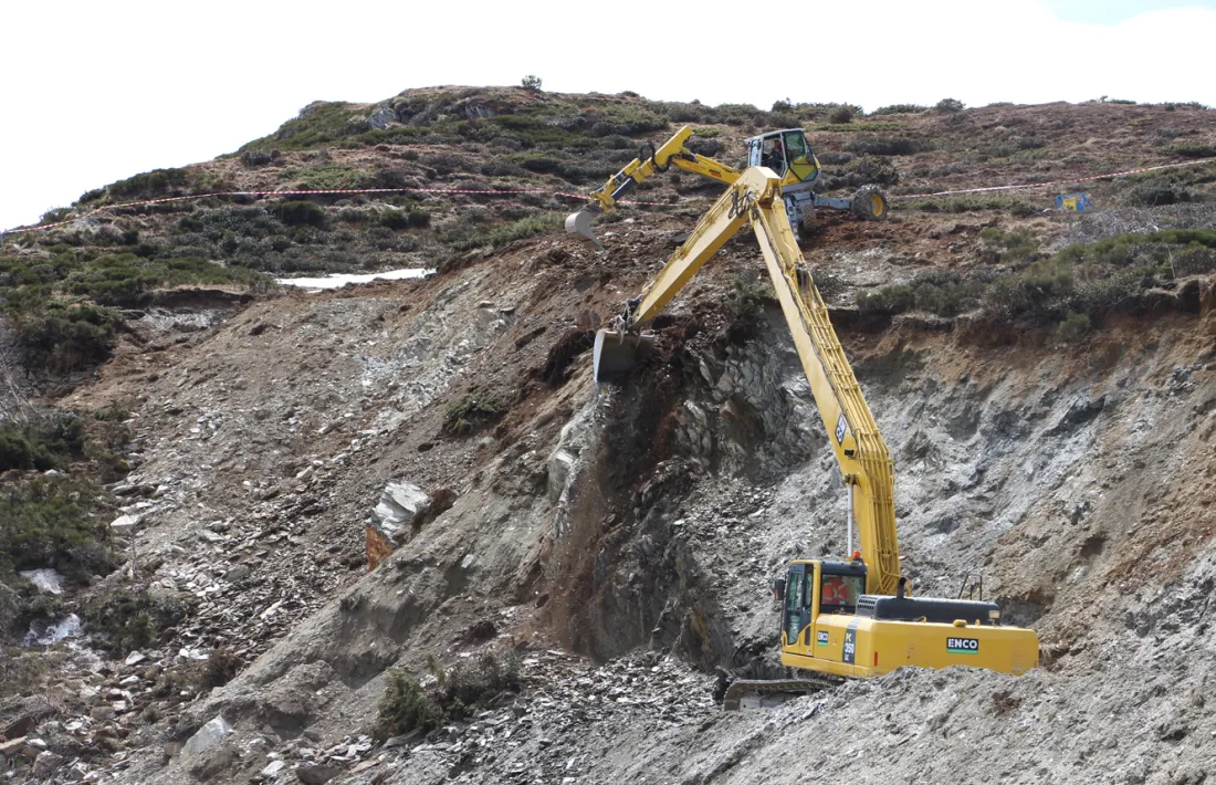 Màquines treballant al punt en què es va produir l'esllavissada a la primavera.