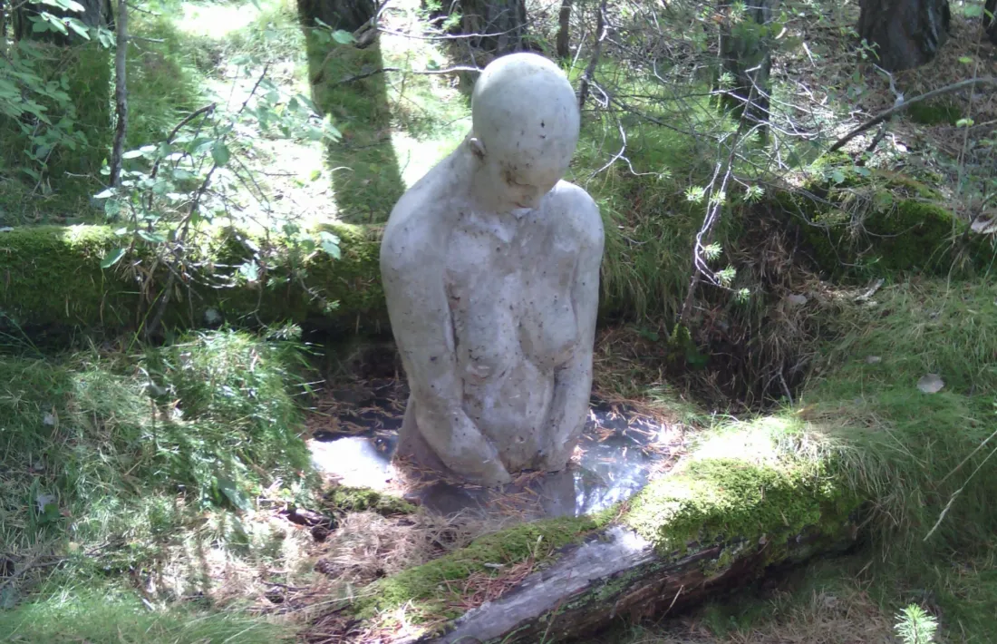 Una altra de les peces, la dona d’aigua, al bosc de l’Esquella d’Ordino.