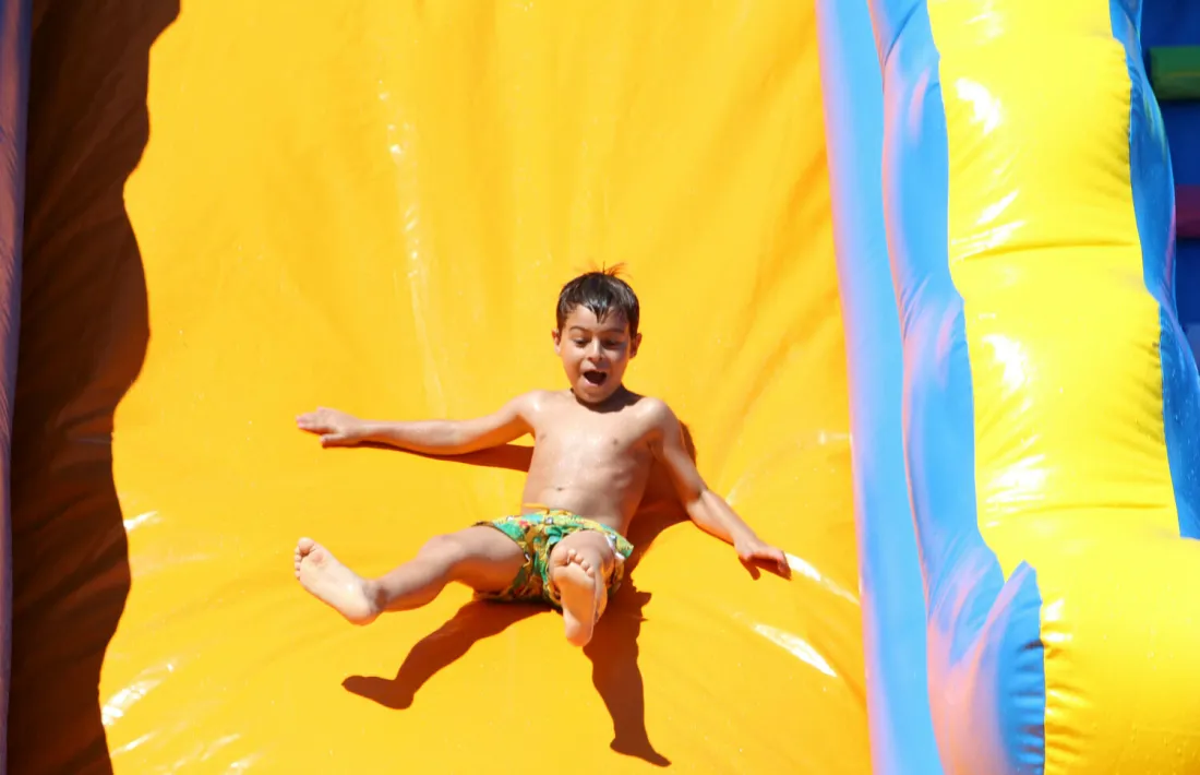 Un infant a una de les atraccions de l'aquaparc.