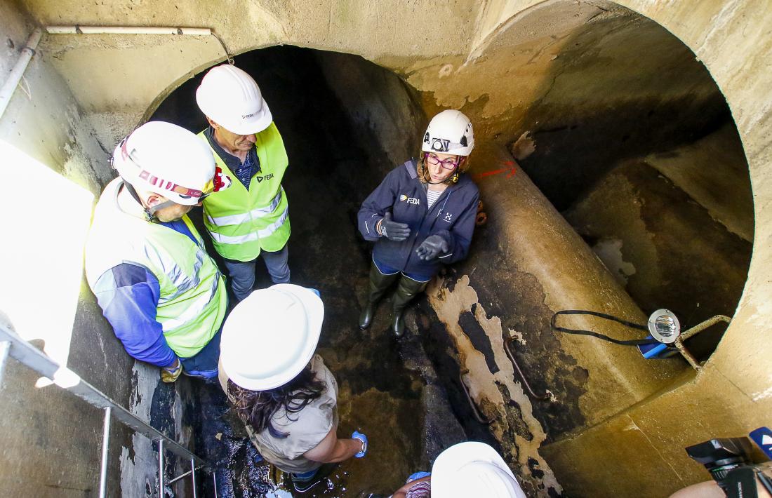 Laura Bonet, directora de Transport de FEDA, va visitar ahir la zona de la presa d’Ensagents i es va endinsar al canal Valira.