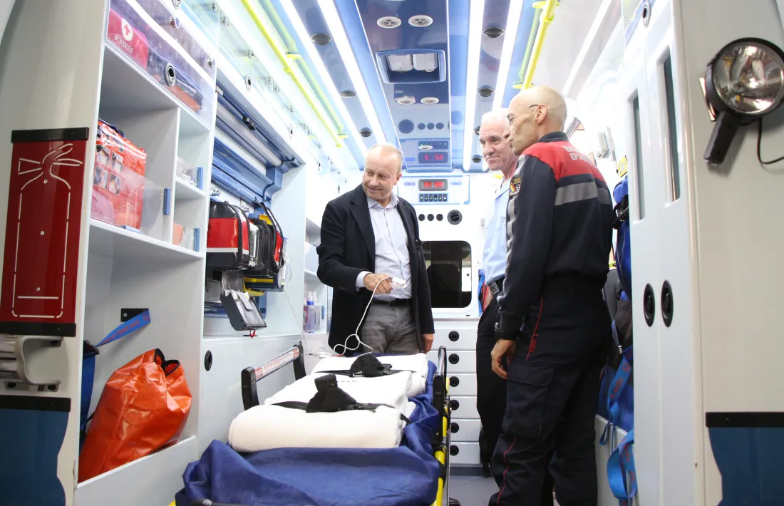 El ministre de Justícia i Interior, Josep Maria Rossell, durant la seva visita al parc de Bombers de Canillo, aquest divendres.