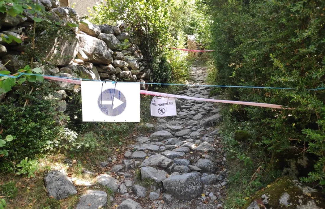 El camí direcció la Vall del Madriu-Perafita-Claror tallat.