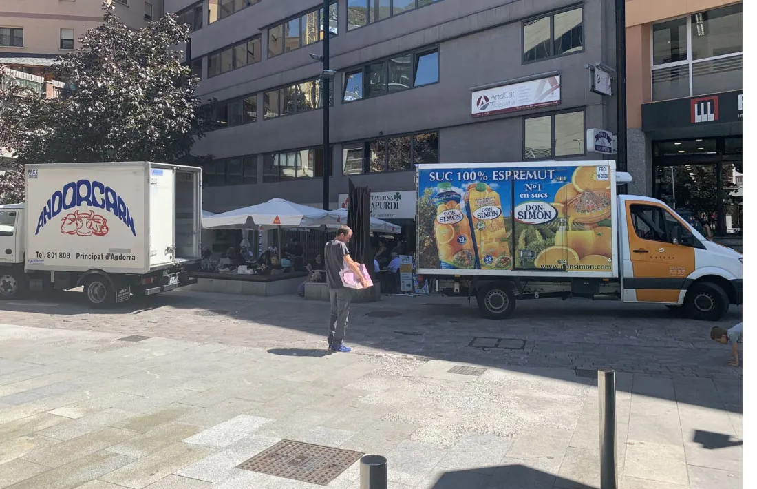 Furgonetes frigorífiques al costat de diferents terrasses tallant el pas als vianants.