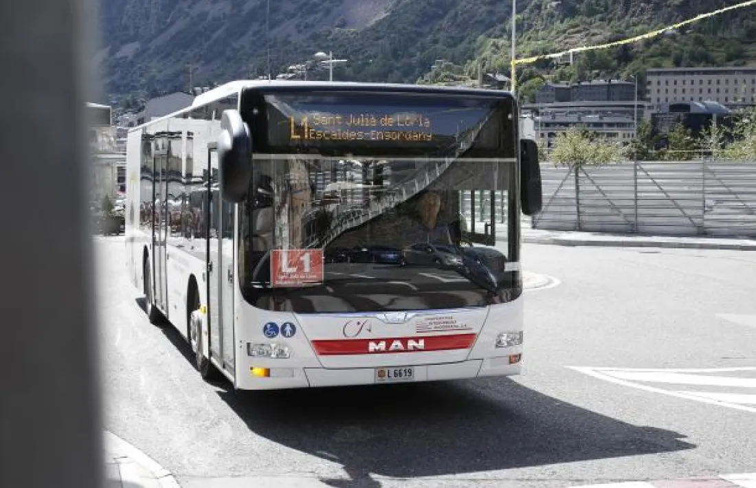 Un autobús que cobreix les línies regulars de transport nacional.