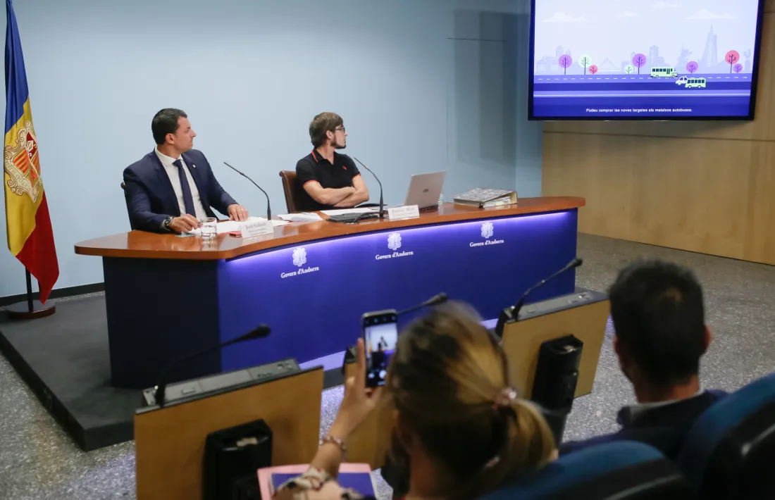 El titular d’Economia, Jordi Gallardo, i el tècnic de Transports, Ferran Molí, van presentar ahir les noves línies nacionals d’autobusos.