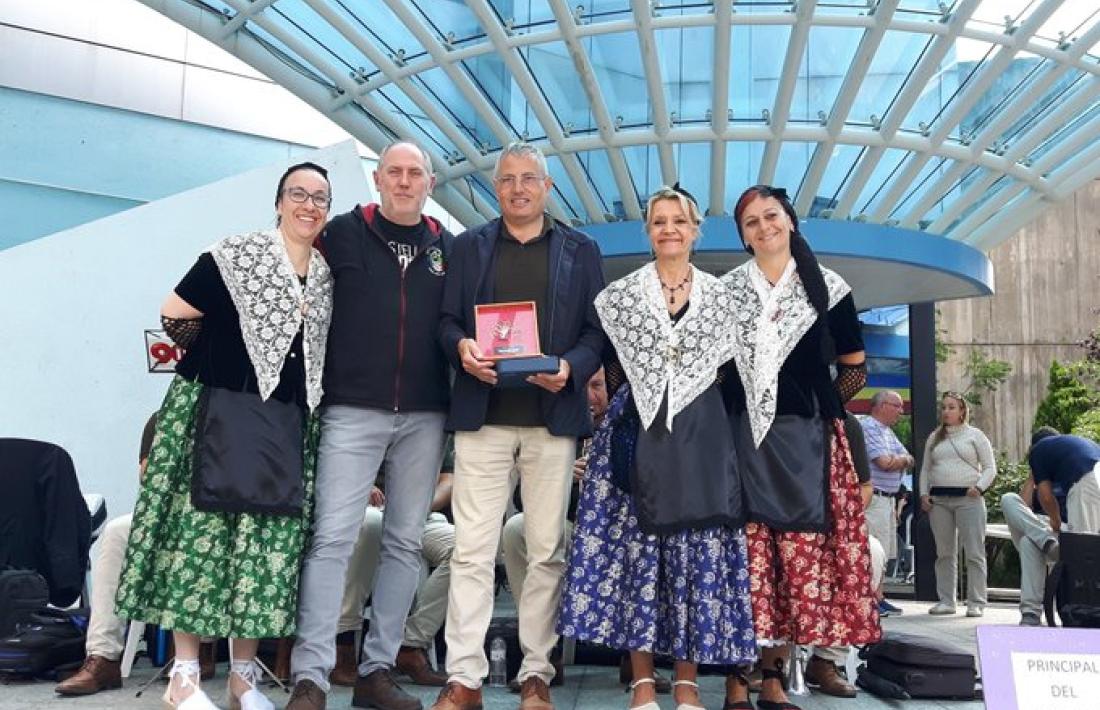 Membres de la colla la Grandalla i dels Castellers d’Andorra amb l’autor de la sardana.