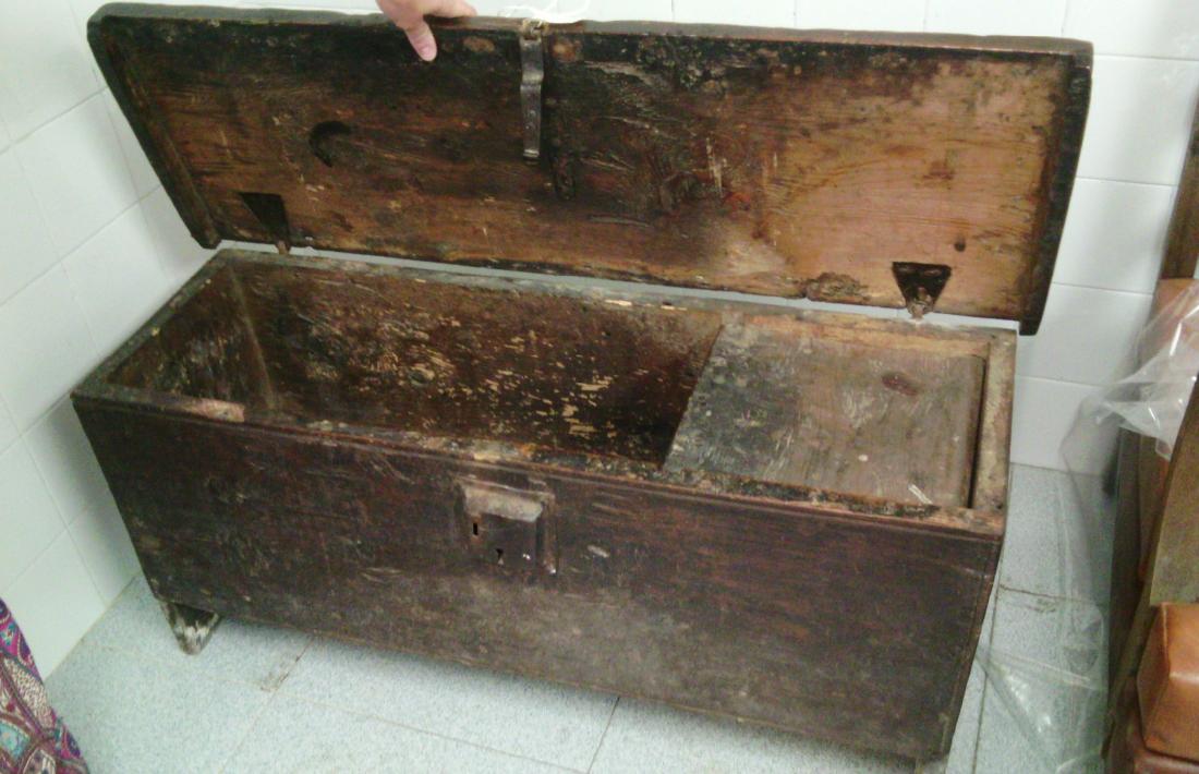 Una arqueta de Sant Climent de Pal que s’està restaurant al taller de la seu de Patrimoni.