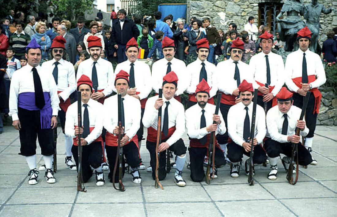 Grup de sometents durant la visita del Copríncep Joan Martí Alanis i Valéry Giscard d’Estaing l’octubre del 1978.