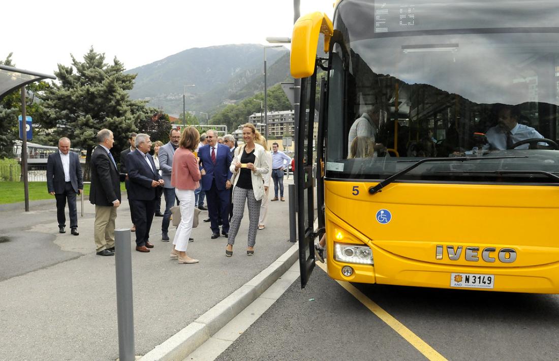 Calvó, acompanyada d’altres membres del Govern i els representants de les dues operadores, abans d’agafar el Bus Exprés, ahir.