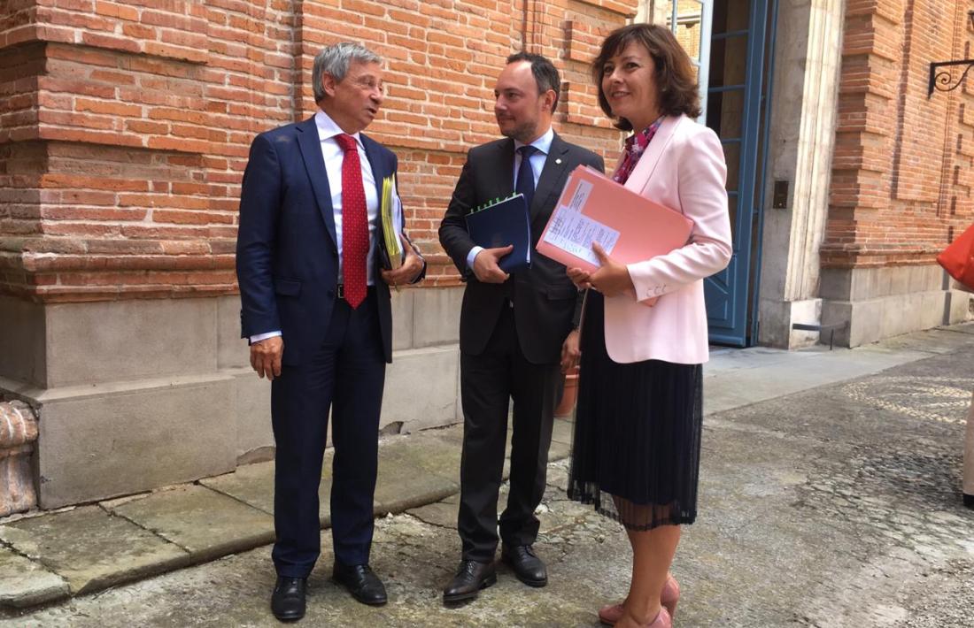 El cap de Govern, Xavier Espot, amb la presidenta, Carole Delga, i el prefecte d’Occitània, Étienne Guyot.