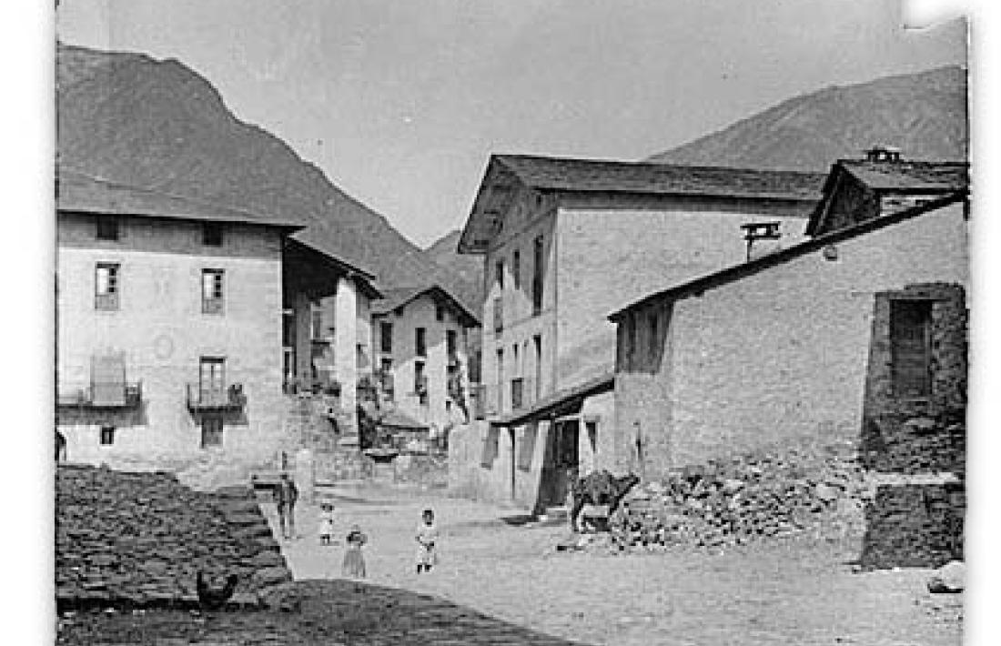La plaça Benlloch cap al 1900, quan de fet encara no es deia així. La rectoria, la carnisseria i la presó, amb porta i dues finestretes: el calabós es va excavar a la penya que hi ha a sota. 