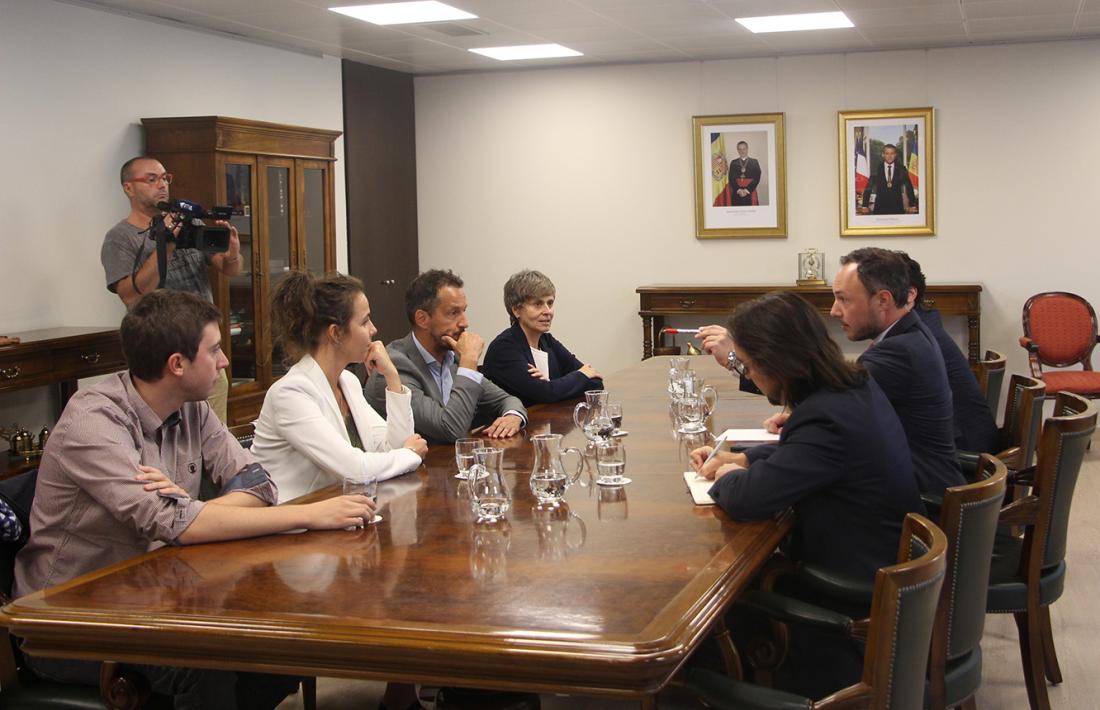 Un moment de la reunió del cap de Govern i el secretari d’Estat d’Afers Europeus amb els consellers generals socialdemòcrates.