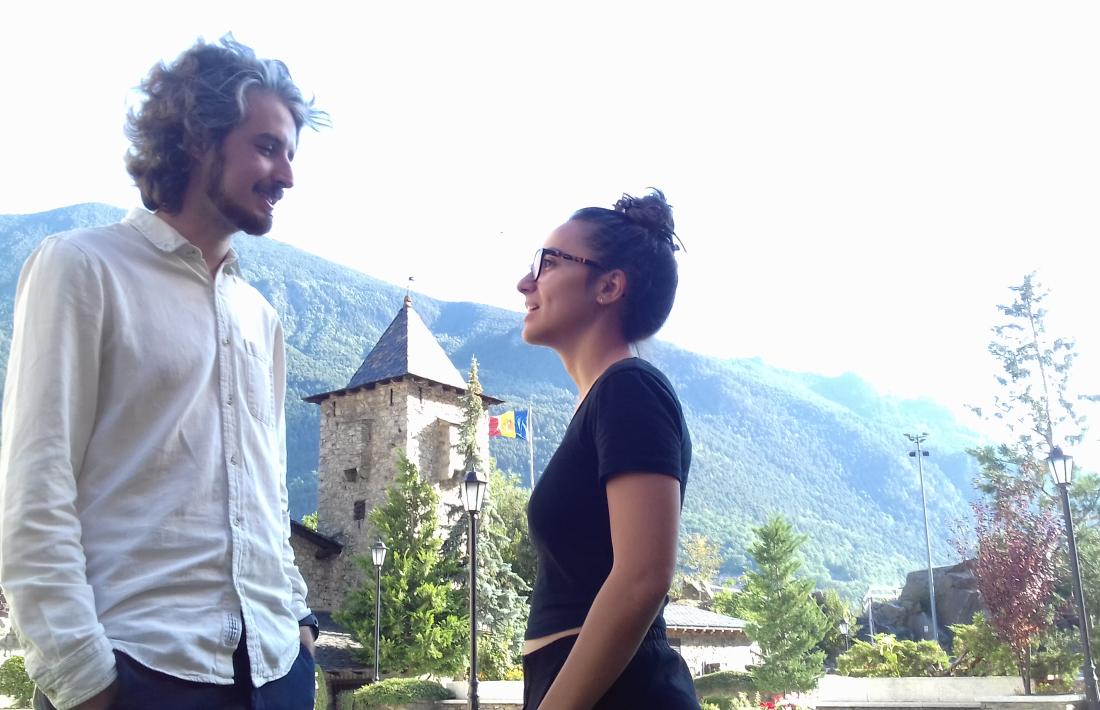 Forcada i la protagonista de ‘Pròfugs’, Elena Santiago, en la presentació del projecte, aquesta tarda als jardins de Casa de la Vall.