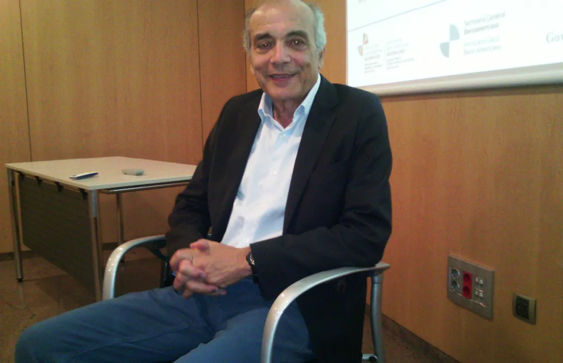El professor José Machado abans de començar la conferència, ahir.