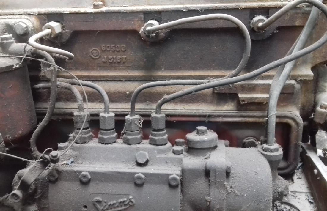 Motor Ebro del Fargo, amb els cilindres, la bomba d'injecció, la culata i la bomba de gasoil.