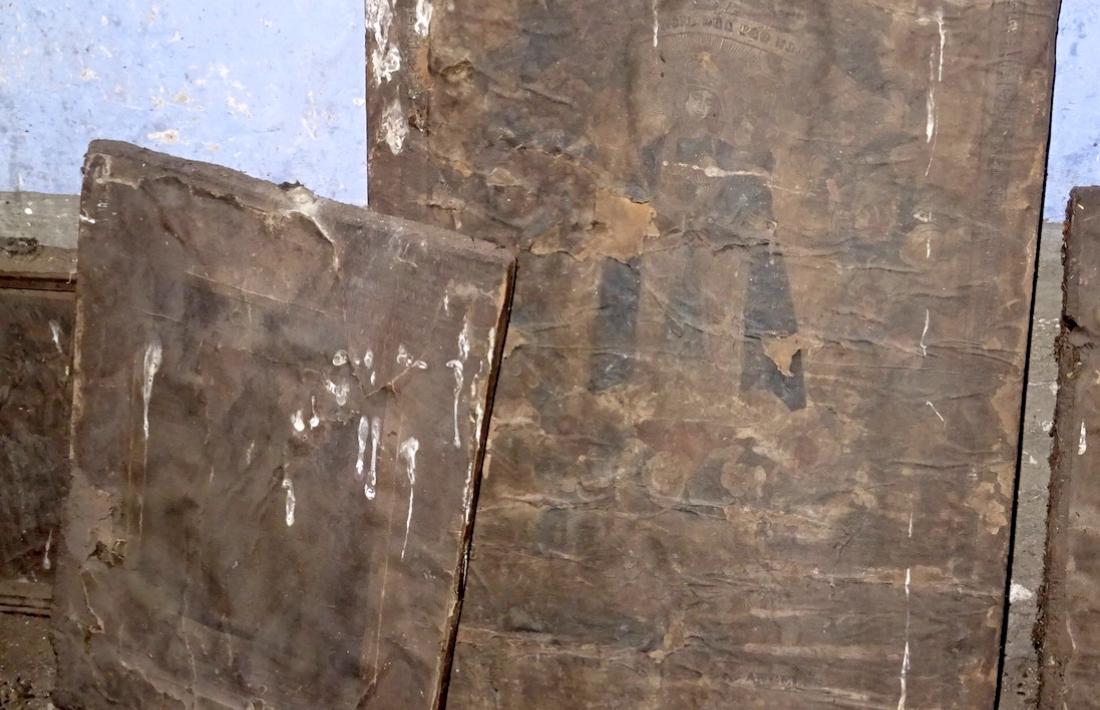 L'estampa, a l'habitació de cal Gastó tal com va ser recuperada, juntament amb altres gravats de més petites proporcions.