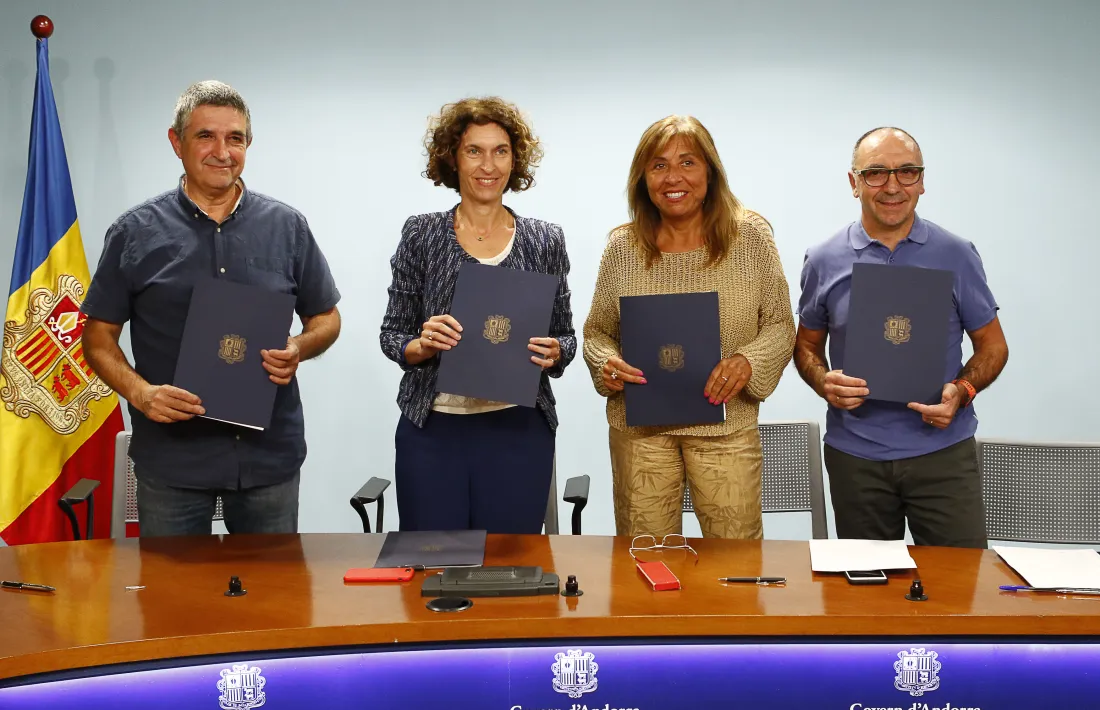 Un moment de la signatura de l’acord amb les entitats col·laboradores.