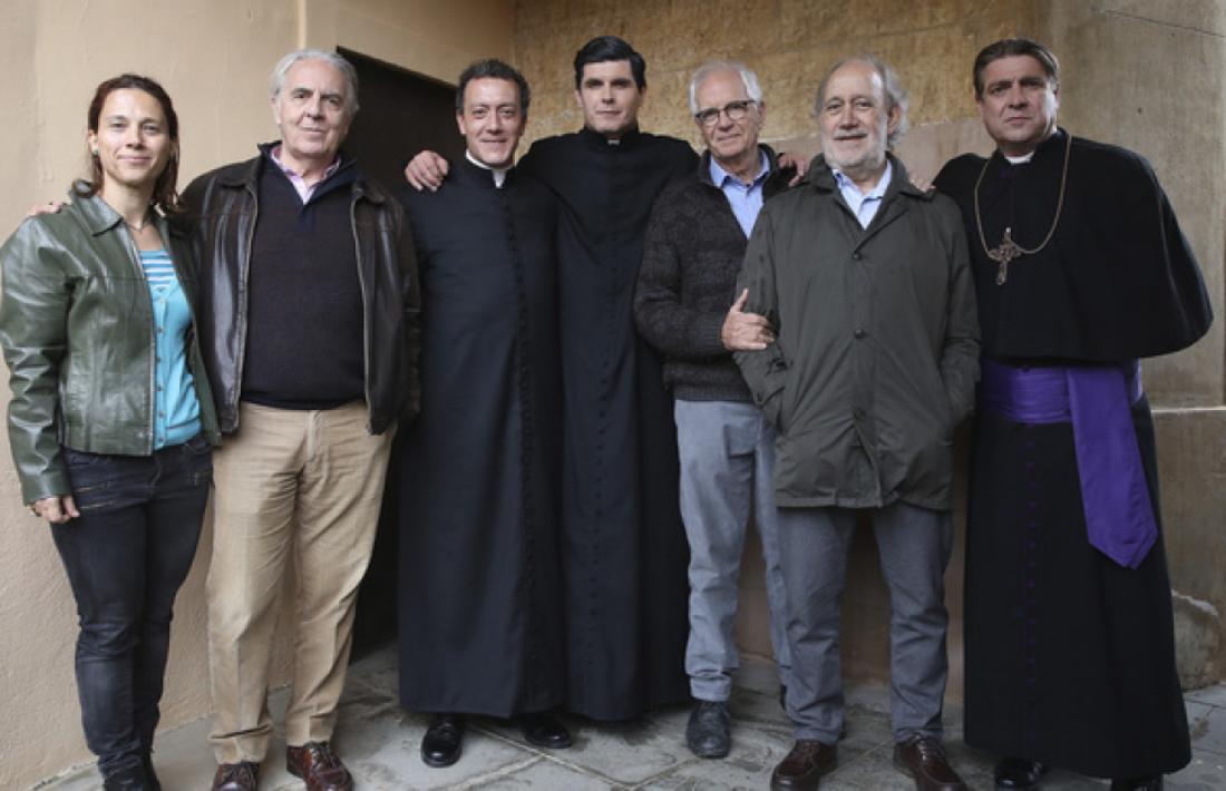 Al costat de Casamajor, el tercer per l’esquerra, Ernest Villegas, com a mossèn Cinto, i el director de la pel·lícula, Lluís Maria. 