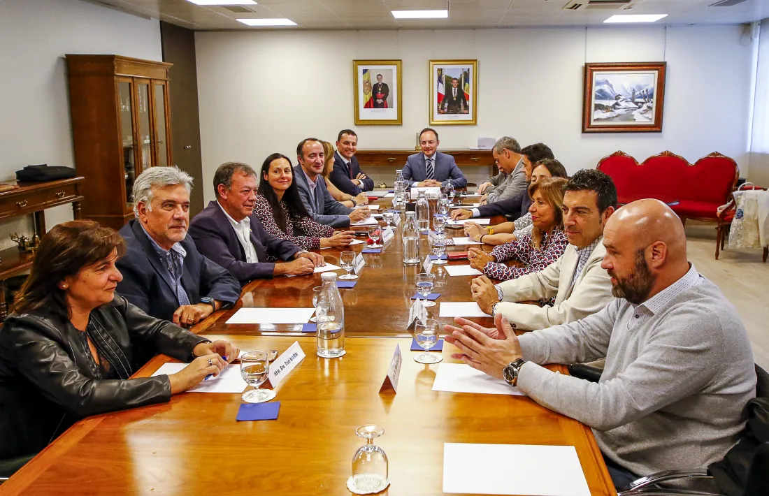  Un moment de la reunió entre el Govern i els cònsols, ahir.