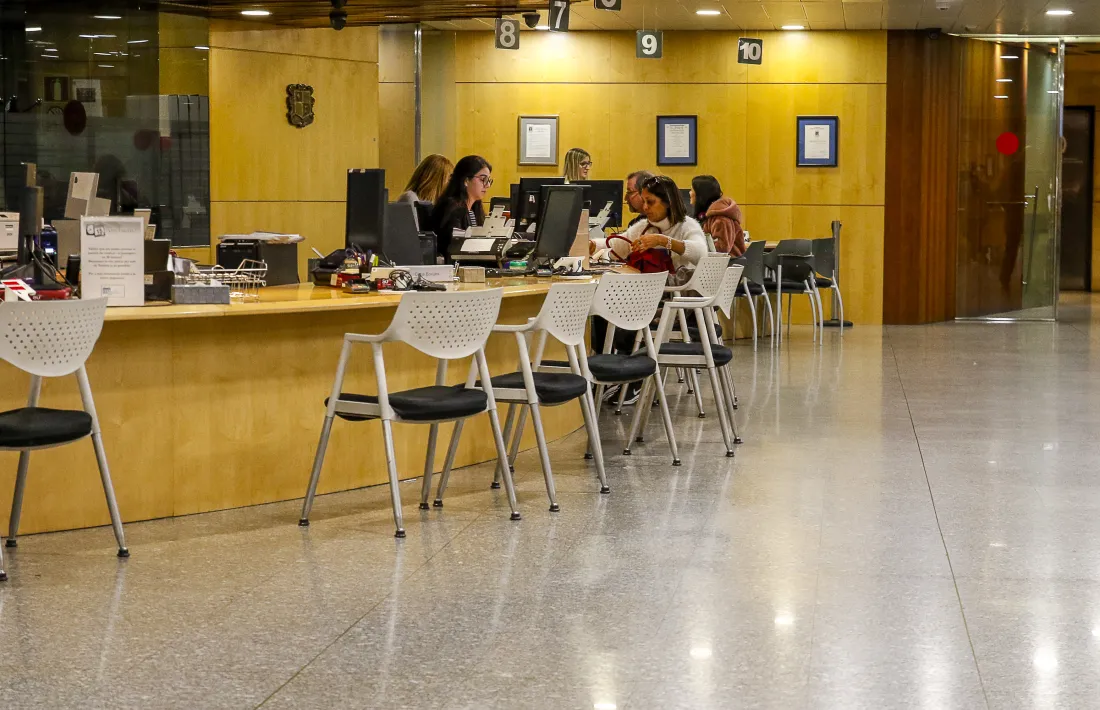 Treballadors públics atenent ciutadans al servei de Tràmits de l’edifici administratiu del Govern.