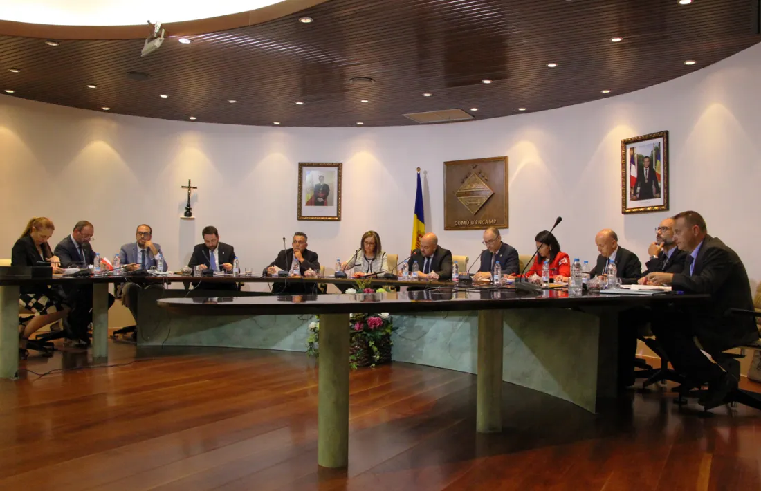Un moment de la sessió de consell de comú d’ahir a Encamp.